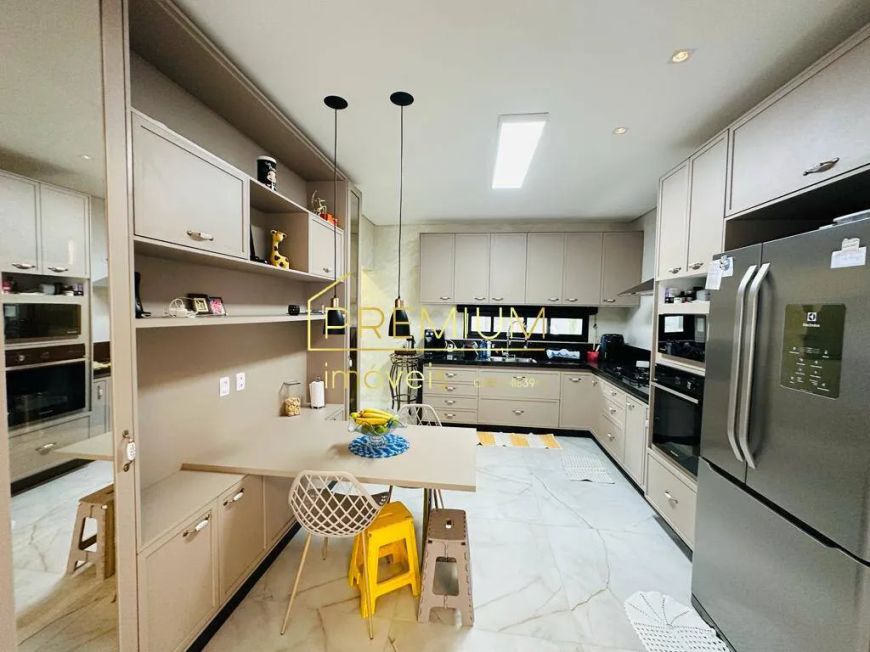 Casa a venda com uma sala de tv no condomínio Reserva da Serra