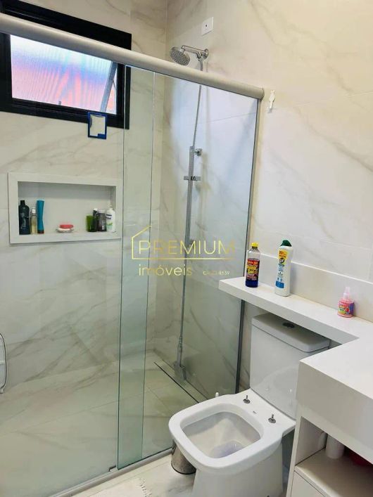 Casa a venda com uma sala de tv no condomínio Reserva da Serra