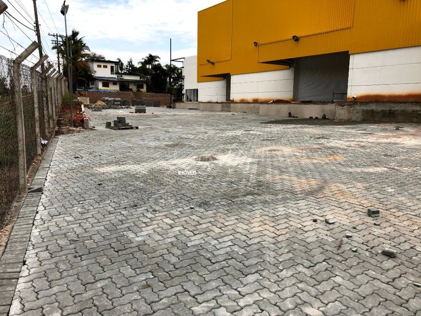 Venda e Locação de Galpão AC 2430.00m2 AT 5000.00m2. Galpão com pé direito de 13 metros com piso que