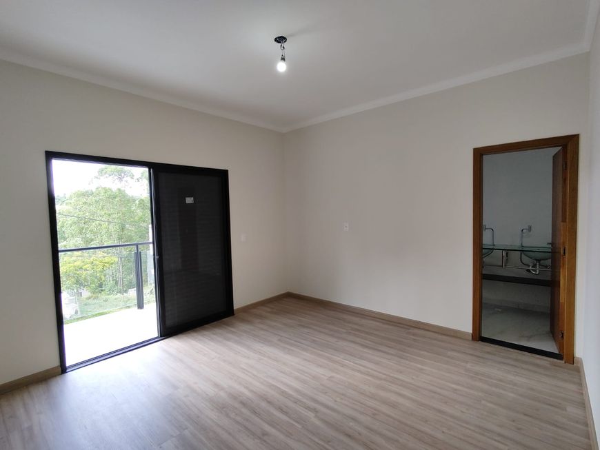Casa TÉRREA NOVA no condomínio Capitalville possui 260 m2 com 3 suites, clube de campo completo