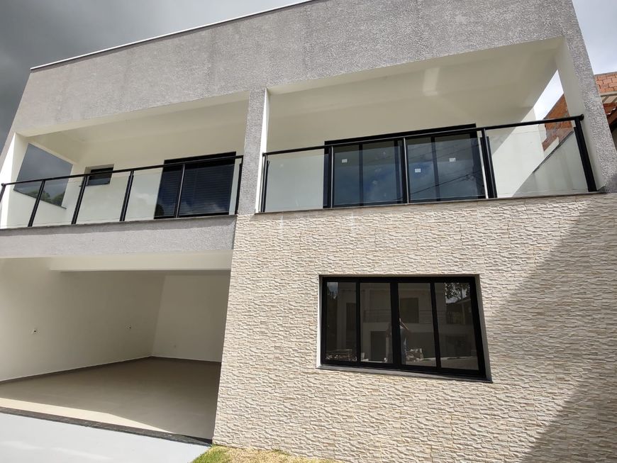Casa TÉRREA NOVA no condomínio Capitalville possui 260 m2 com 3 suites, clube de campo completo