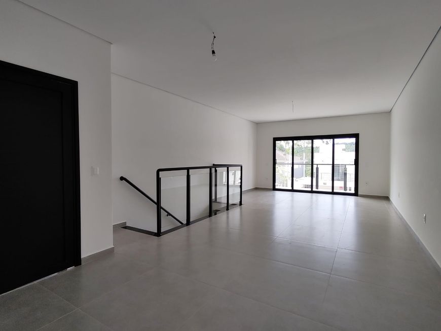 Casa TÉRREA NOVA no condomínio Capitalville possui 260 m2 com 3 suites, clube de campo completo