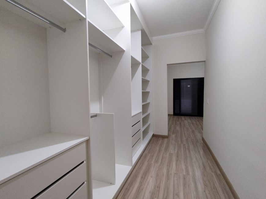 Casa TÉRREA NOVA no condomínio Capitalville possui 260 m2 com 3 suites, clube de campo completo