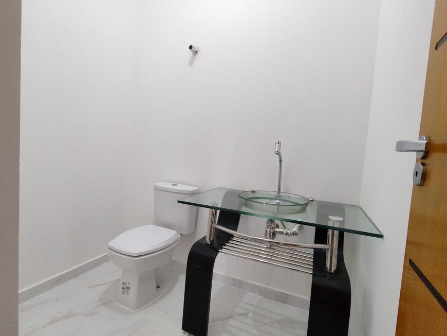 Casa TÉRREA NOVA no condomínio Capitalville possui 260 m2 com 3 suites, clube de campo completo