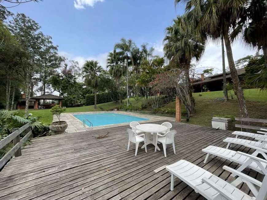 Magnífica propriedade na Fazendinha, amplo living com pé direito duplo, 4 suítes, piscina, área gour