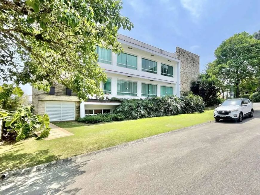 Casa Contemporânea à Venda com 6 Suítes à Beira do Campo de Golfe!