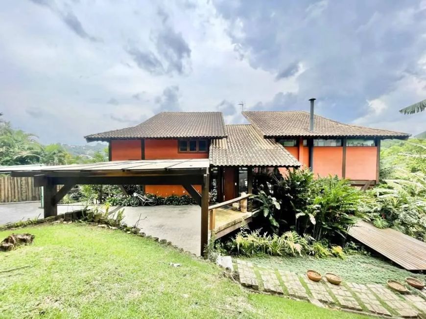 Título: Viva o Sonho: Casa Rústica de Luxo no Cond. Recanto Impla com Vista de Tirar o Fôlego!