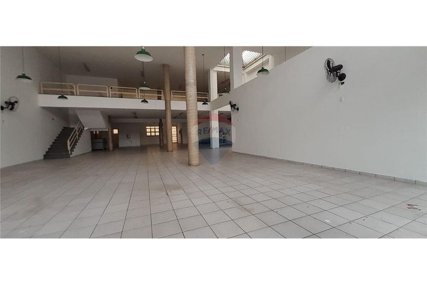 Prédio Comercial, com 6 vagas, próximo ao Terminal Central, 600m²
