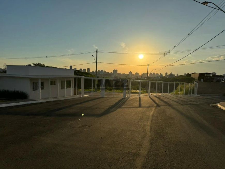 Terreno à venda com 251,31m² no condomínio Terras do Sinhô III, no bairro Morumbi