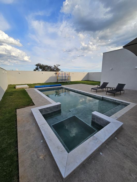 Casa de condomínio para venda tem 210 metros quadrados com 3 quartos