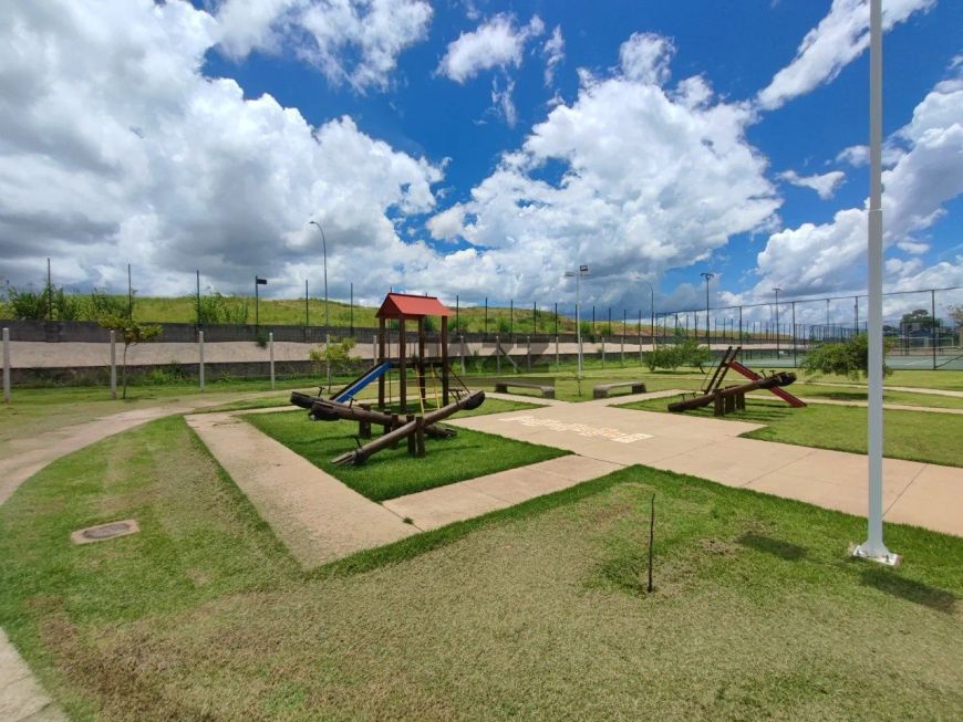 Sobrado à venda no Condomínio Soleil, com 360m², 4 quartos, 3 banheiros, piscina e 4 vagas de garage