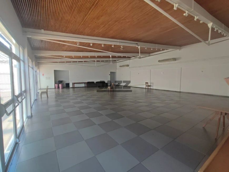 Casa de alto padrão com 165m², 3 quartos, sendo 1 suíte, 3 banheiros e 4 vagas de garagem, no Condom