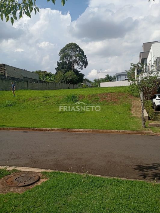Terreno em condomínio.