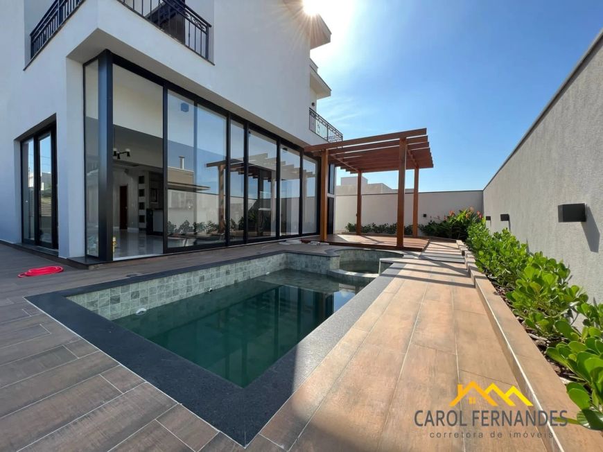 Casa com três suítes, piscina, quatro vagas de garagem no Villa Daquila