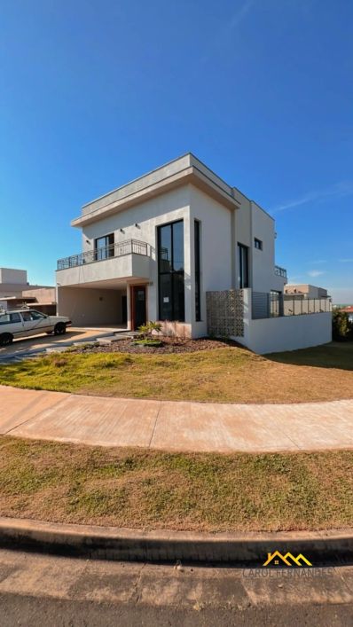 Casa com três suítes, piscina, quatro vagas de garagem no Villa Daquila