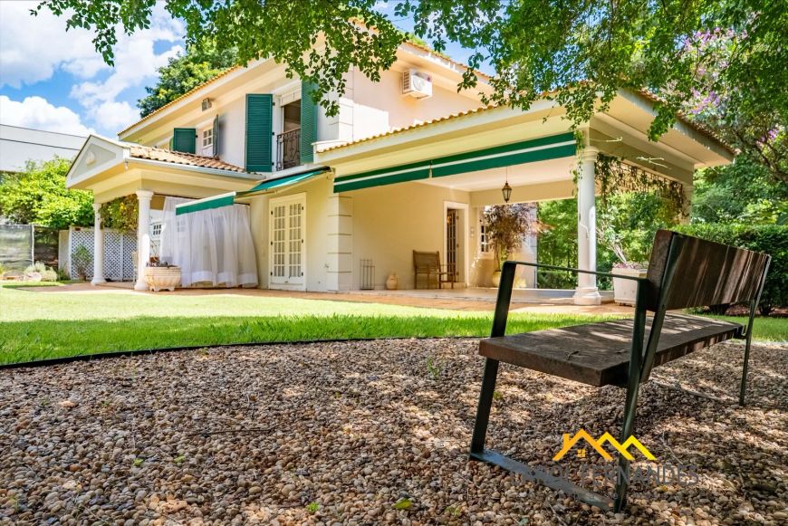 Casa diferenciada em condomínio fechado no bairro Campestre