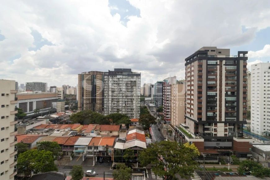 Sala Comercial á Venda em Moema com 64m², 1 vaga.
