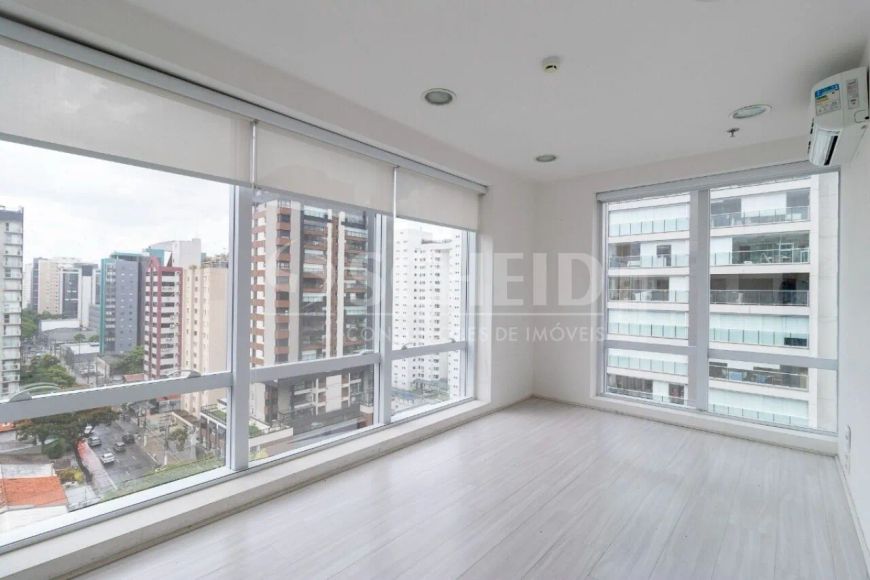 Sala Comercial á Venda em Moema com 64m², 1 vaga.