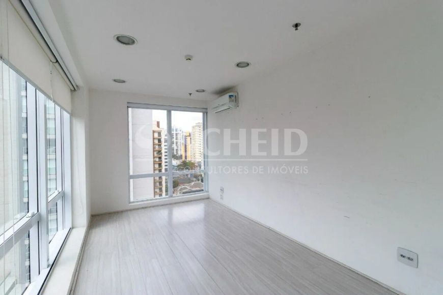 Sala Comercial á Venda em Moema com 64m², 1 vaga.