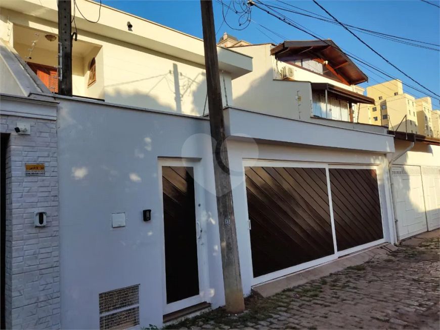 Casa centro 4 dormitórios, sendo duas suítes.