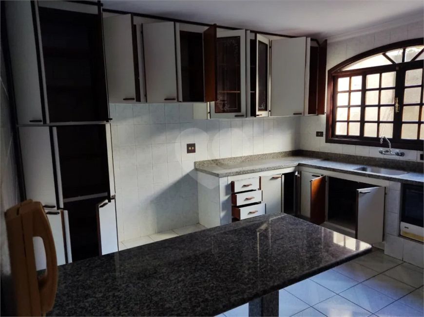 Casa centro 4 dormitórios, sendo duas suítes.