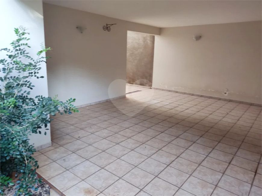 Casa centro 4 dormitórios, sendo duas suítes.