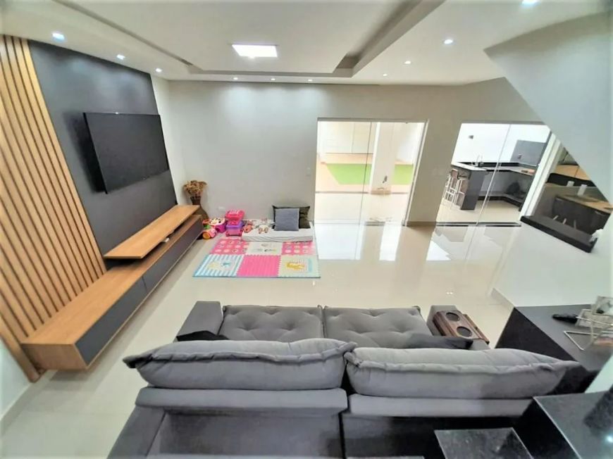 Casa à venda no bairro Campestre, com 3 quartos e piscina!