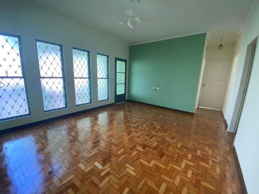 Casa para venda possui 180 metros quadrados com 4 quartos