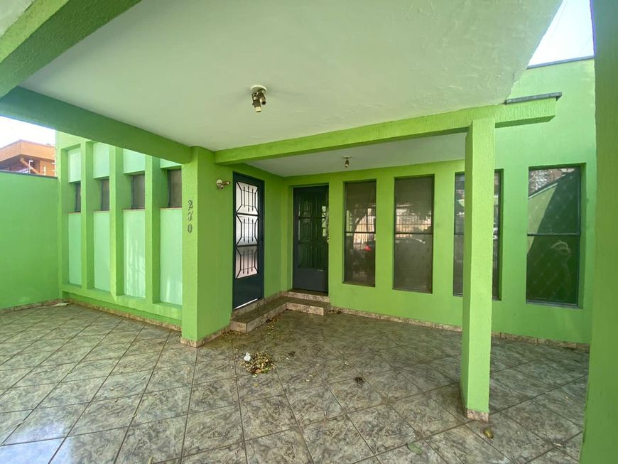 Casa para venda possui 180 metros quadrados com 4 quartos