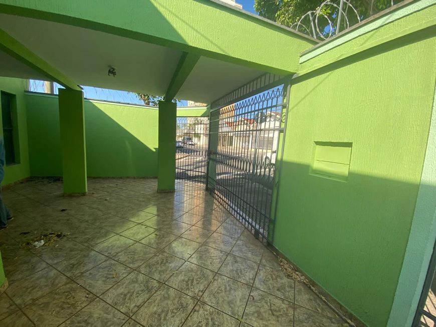 Casa para venda possui 180 metros quadrados com 4 quartos