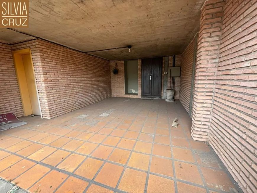 Casa ampla, com projeto arquitetônico que priorizou materiais aparentes, com forte vocação comercial