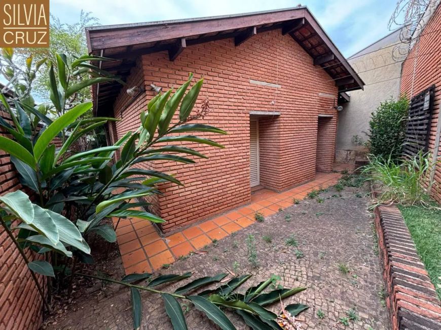Casa ampla, com projeto arquitetônico que priorizou materiais aparentes, com forte vocação comercial