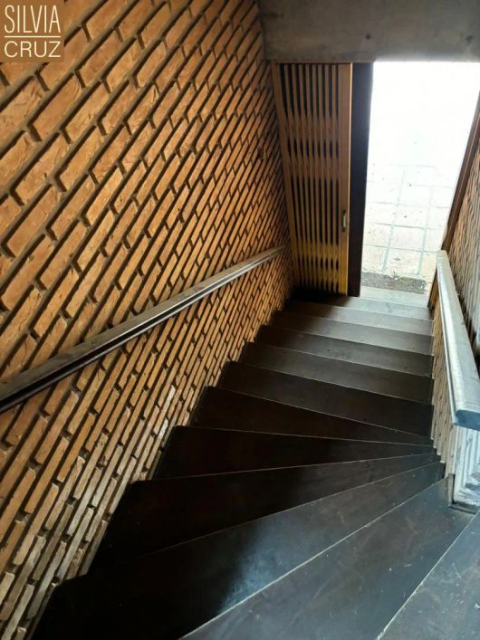 Casa ampla, com projeto arquitetônico que priorizou materiais aparentes, com forte vocação comercial