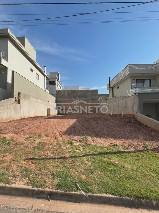 Terreno à venda no condomínio Villa D`Aquila