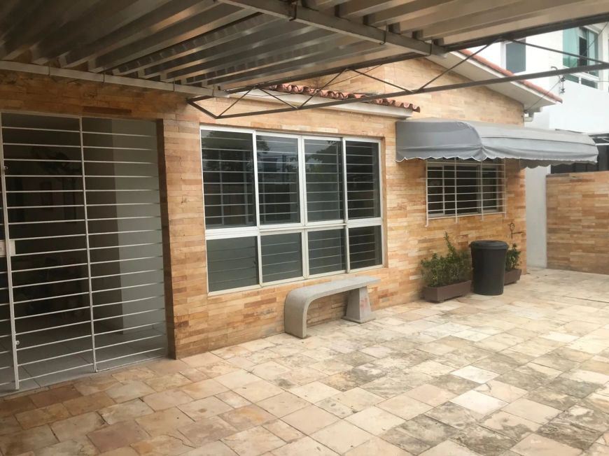 REF: TV103 - VENDE-SE EXCELENTE CASA COM 250M² EM OTIMA LOCALIZAÇÃO PROXIMO AO MERCADO ECONOMICO