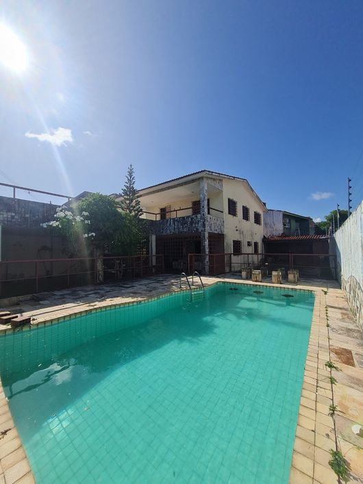 Linda casa em Amaro Branco com 210m2, 4 quartos, piscina, canil e churrasqueira!