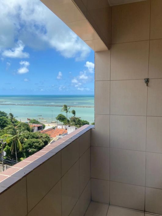 Excelente e amplo apartamento semi mobiliado, ótima localização em Olinda!