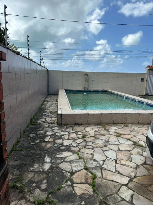 Imóvel para venda possui 325 metros quadrados com 5 quartos em Rio Doce - Olinda - PE