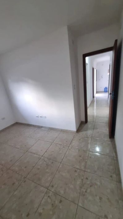 Casa térrea com piscina, de esquina, 50 metros da praia, rua calçada e tranquila