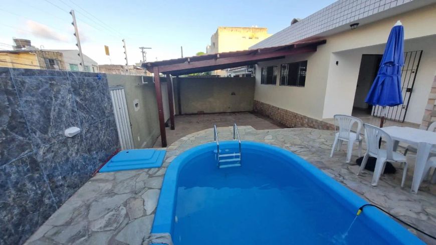 Casa térrea com piscina, de esquina, 50 metros da praia, rua calçada e tranquila