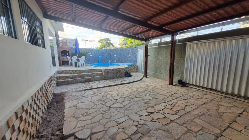 Casa térrea com piscina, de esquina, 50 metros da praia, rua calçada e tranquila