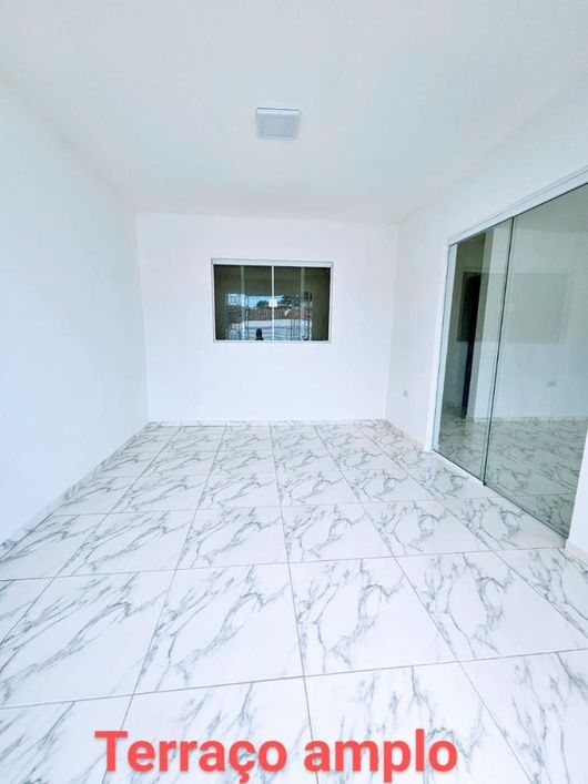 Casa individual com 3 quartos, terraço e quintal, próximo a transporte público e comércios em geral,