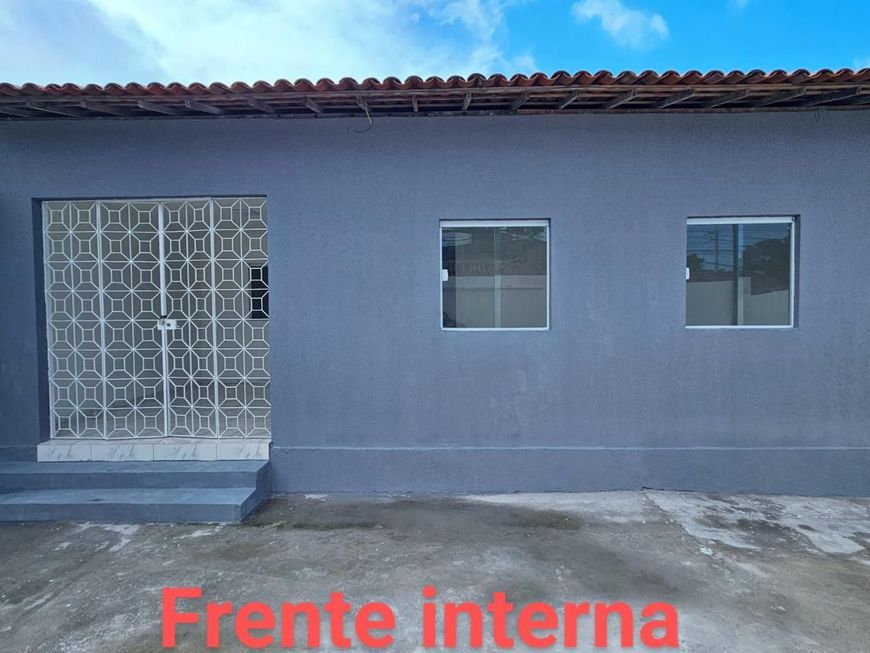 Casa individual com 3 quartos, terraço e quintal, próximo a transporte público e comércios em geral,