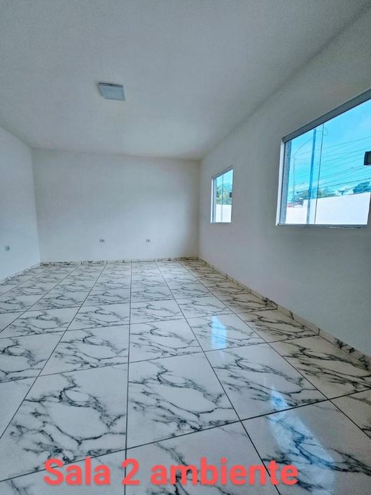 Casa individual com 3 quartos, terraço e quintal, próximo a transporte público e comércios em geral,