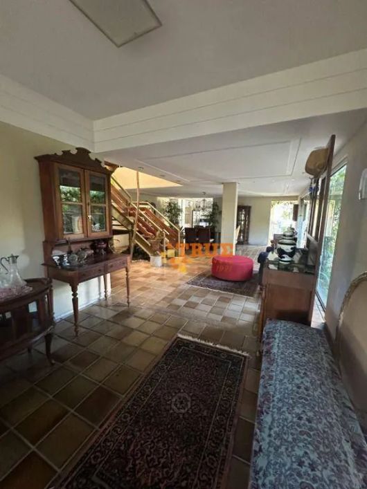Casa em três lotes, com duas frentes