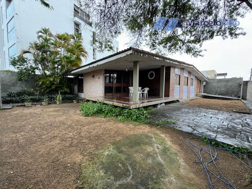 Casa em Olinda, De Esquina, 03 Quartos, Amplo Quintal