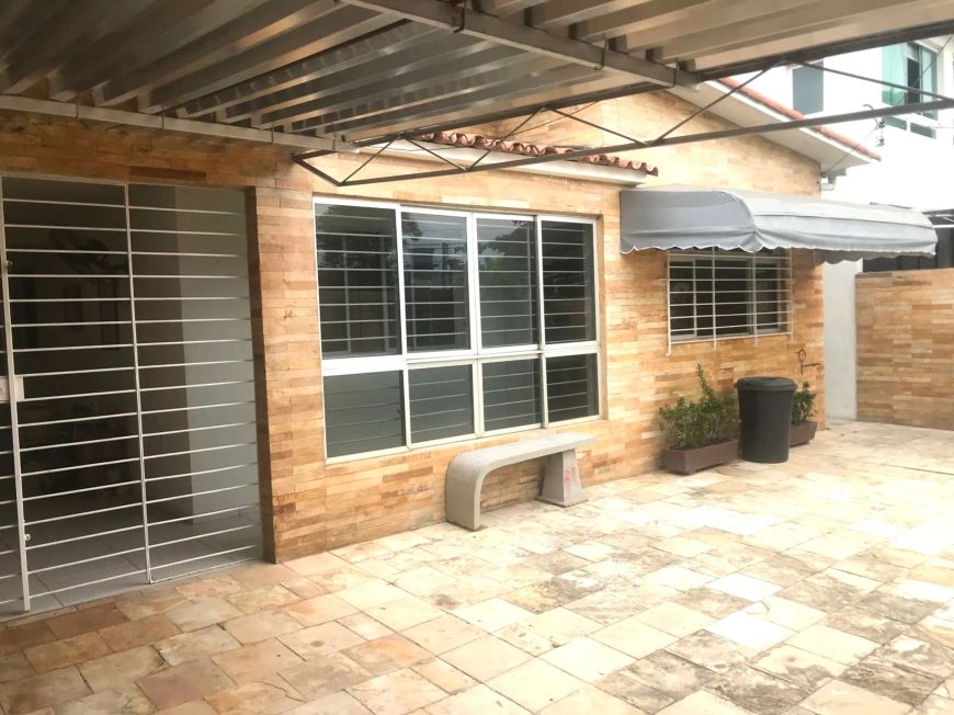 Casa a 80m da AVENIDA. Ótimo Local. de 590 por Apenas R$ 545.000