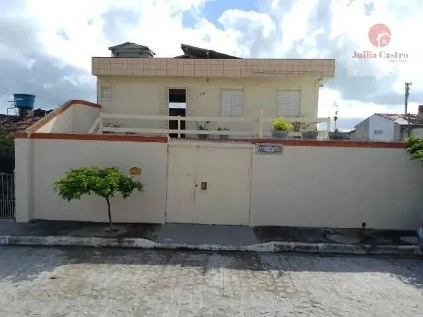 VENDO ÓTIMA CASA COM 400m E PISCINA ENORME EM RIO DOCE - OLINDA