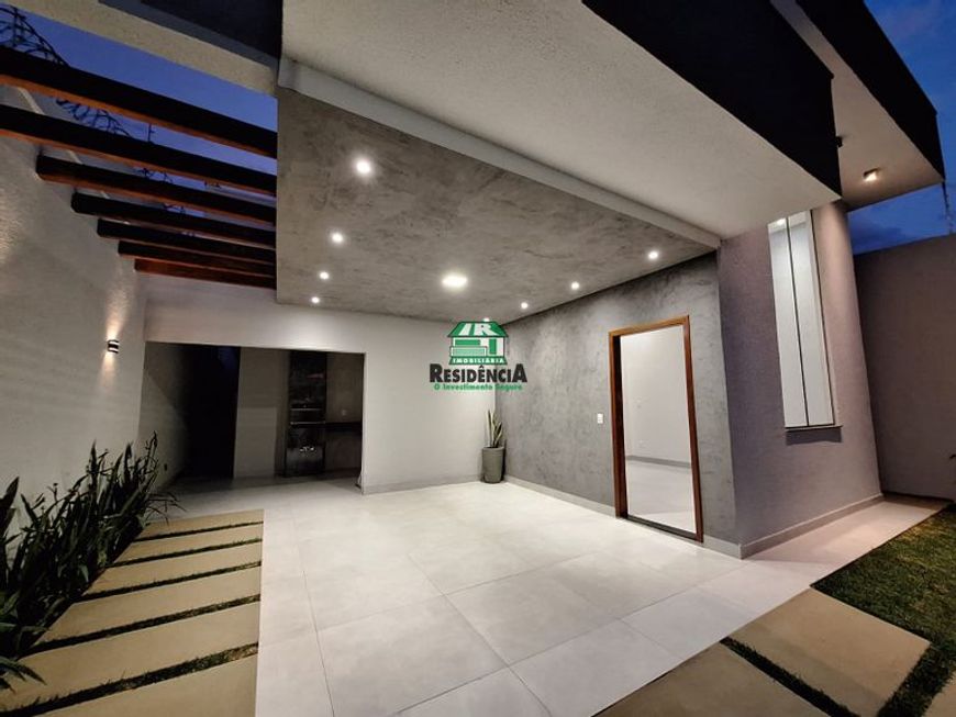 Casa nova no centro três quartos à venda.
