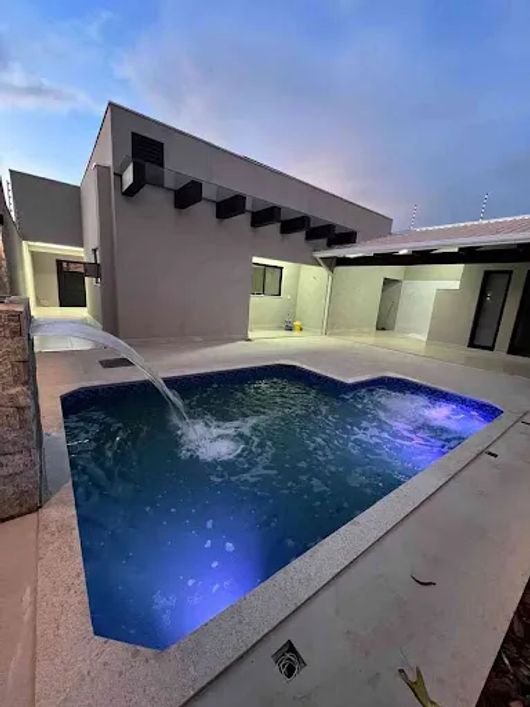 Casa com Piscina em otima Localização